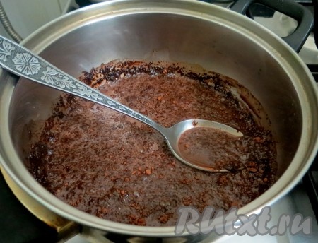 Вливаем молоко, включаем нагрев и начинаем на небольшом огне, помешивая, варить глазурь.
