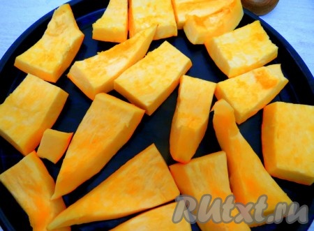 Противень ничем не смазываем. На нём раскладываем в 1 ряд кусочки тыквы и отправляем противень в разогретую духовку при температуре 180 градусов, прикрыв фольгой, на 45 минут. Готовность проверяем вилкой, если она легко входит в тыкву, значит - готова (время приготовления во многом зависит от сорта тыквы).
