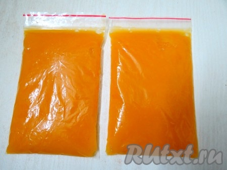 Перекладываем пюре в пакетики (хорошо, если они с застёжкой) и убираем в морозилку. Тыква, замороженная в домашних условиях по этому рецепту, поможет разнообразить ваше зимнее меню.
