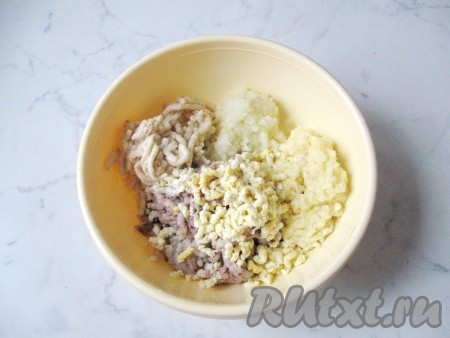 Пропустить через мясорубку филе сельди, яйца, яблоко, лук и батон.
