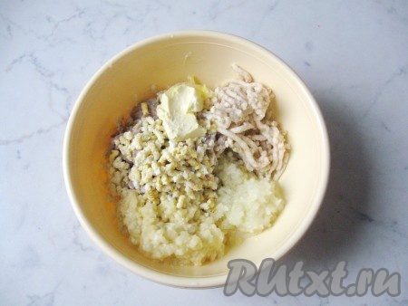 Добавить сливочное масло комнатной температуры.