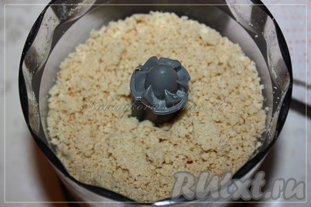 Арахис измельчить в крошку в блендере. 
