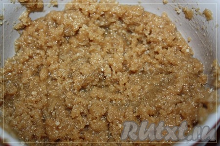 Начинаем по столовой ложке вводить растительное масло. Необходимо это делать постепенно, чтобы получилась именно та консистенция, которая вам нравится. Готовая арахисовая паста будет однородной и вязкой. Выложить в стеклянную банку и отправить в холодильник. Там паста еще больше загустеет. Хранить домашнюю арахисовую пасту можно достаточно долго – до 6 месяцев. Впрочем, вряд ли она простоит так долго!
