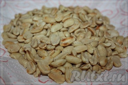 Выложить орешки на противень и отправить в духовку, разогретую до 180 градусов, минут на 10-15, временами перемешивая, пока орехи не станут хрустящими и золотистыми.
