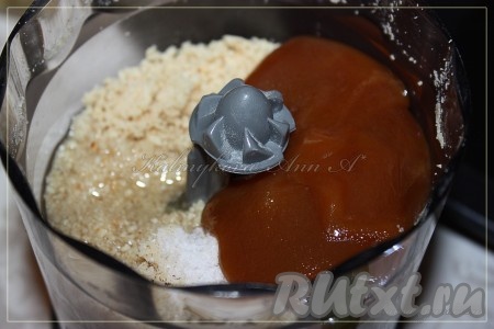 Добавить соль и мед. Орехи измельчить на высокой скорости. Поначалу масса будет рассыпчатой, но по мере дальнейшего измельчения кусочки будут становиться все мельче, арахис начнет выделять масло и масса начнет собираться в ком. Консистенция домашней арахисовой пасты зависит от мощности блендера (паста может получиться с ореховой крошкой, от этого вкус не меняется).
