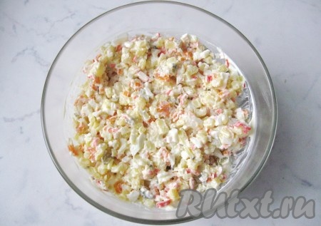 Салат посолить и поперчить по вкусу, перемешать все ингредиенты.
