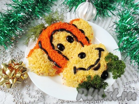 Праздничный салат "Обезьяна" на Новый Год готов. Блюдо, приготовленное по этому рецепту, получается очень вкусным. На фото видно, какой красивый и аппетитный получается салат. 
