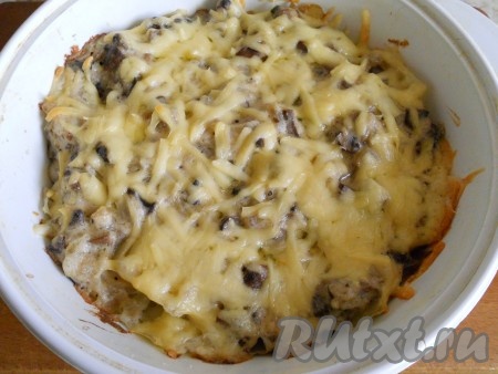 Запекать капусту с грибами в разогретой духовке при 200 градусах 15-20 минут - до расплавления сыра и красивого золотистого цвета.
