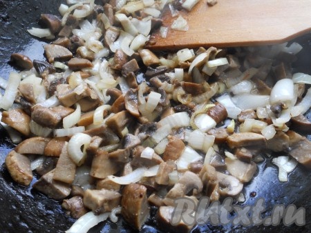 Шампиньоны помыть и нарезать. Обжарить их на растительном масле (посолить немного, поперчить) вместе с нарезанным репчатым луком до золотистого цвета лука.

