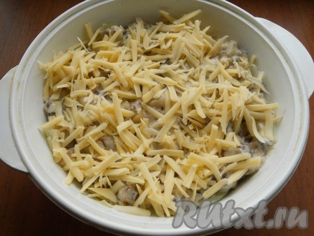 Сыр натереть на крупной терке и посыпать сверху.