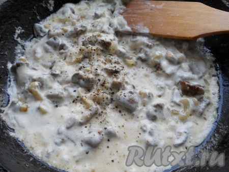 Добавить сразу же сметану, посолить и поперчить, все перемешать. Потомить на огне около 4-5 минут и выключить газ.
