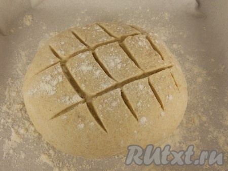 Тесто выложить на присыпанный мукой стол, хорошенько его обмять и сформировать колобок. Противень присыпать мукой (можно застелить пергаментом) и поместить на него тесто. По желанию, сделать несколько надрезов сверху.
