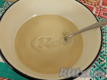 Оставить дрожжевую смесь в теплом месте, прикрыв пищевой пленкой на 15 минут, до появления характерной "шапочки".
