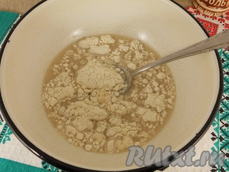 В теплую воду всыпать дрожжи, добавить сахар и 3 столовые ложки просеянной пшеничной муки.
