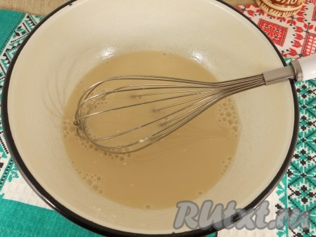 Перемешать все венчиком, чтобы не было комочков.