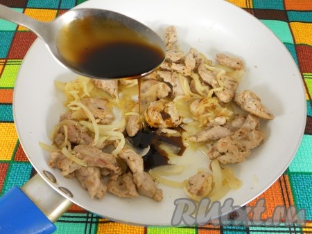 Обжарить свинину с луком, периодически перемешивая, до золотистости лука. Добавить к мясу гранатовый соус Наршараб.
