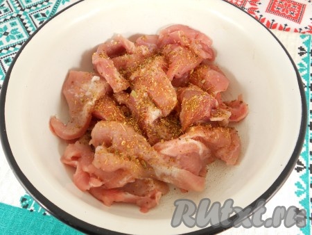 Посыпать мясо сухой аджикой и перемешать.