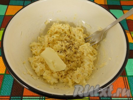 Все перемешать, добавить размягченное сливочное масло и черный свежемолотый перец по вкусу.
