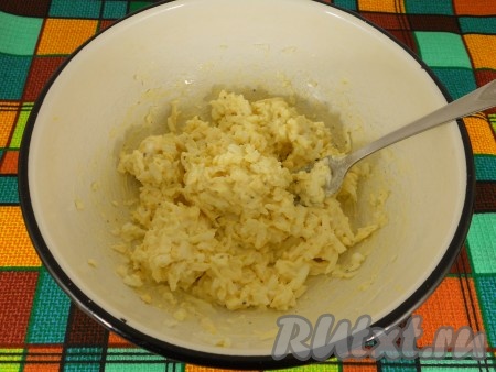 Еще раз хорошенько массу перемешать, чтобы не остались кусочки масла.