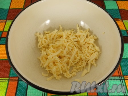 Натереть на крупной тёрке плавленный сыр.
