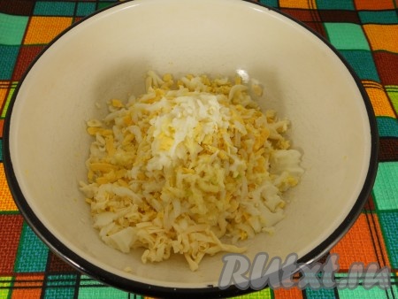 Яйца сварить вкрутую, остудить, очистить, натереть на крупной тёрке и добавить к плавленному сырку.
