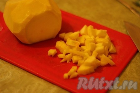 Патиссон очистить от кожуры и нарезать маленькими кусочками.