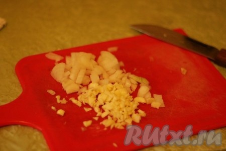 Лук и чеснок мелко покрошить. 