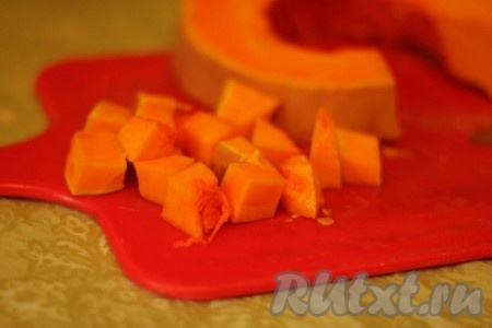 Тыкву также нарезать, как и патиссон. 