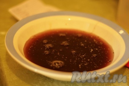 Готовим заправку, смешать вино, бульон, соевый соус и перец.