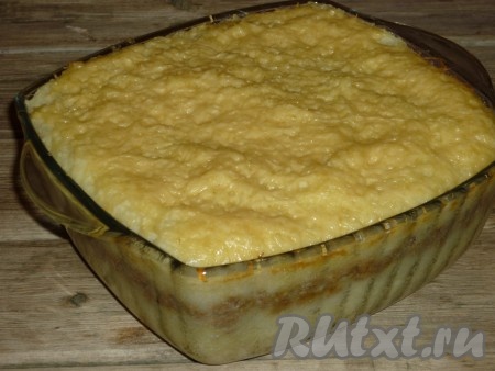 Поставить запеканку из картофельного пюре с фаршем и сыром в духовку, разогретую до 180 градусов, и готовить минут 25-30.