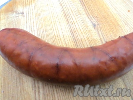 Я готовила начинку для пирожков с копченой колбасой с ярко выраженным вкусом. Можно сделать пирожки с начинкой только из квашеной капусты, но с копченостями выпечка получается особенно вкусной.
