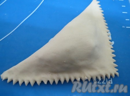 Можно края теста прижимать кончиками зубьев вилки или можно обрезать зигзагообразным колёсиком.
