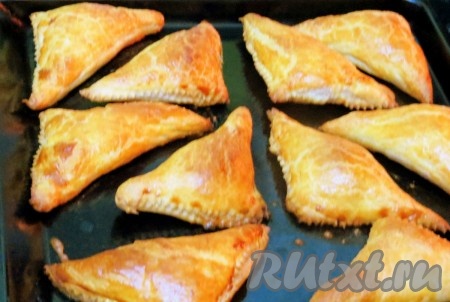 Пирожки должны приобрести золотистый цвет.
