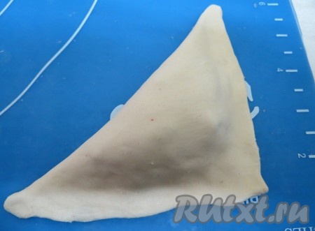 Прижимаем противоположные края теста.
