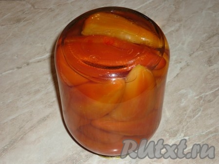 В банку с подготовленными перцами положить таблетки аспирина, влить уксус и залить горячим маринадом. Закатать крышкой и поставить банку вверх дном, укутать теплым одеялом. Это необходимо, чтобы перцы остывали медленно и дошли до кондиции. Укутанными банки должны стоять примерно ночь. Перцы для фарширования, закрытые в баночках по этому рецепту, отлично хранятся при комнатной температуре. Зимой такая заготовка позволит быстро приготовить обед или ужин, нафаршировав перчики начинкой по вкусу.
