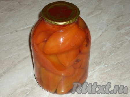 Залить банку кипятком, накрыть крышкой и оставить минут на 10. Воду из банки слить в кастрюлю, поставить на огонь, добавить сахар и соль. Проварить маринад, пока не растворится сахар и соль.
