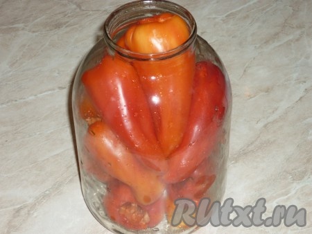 Уложить подготовленные болгарские перцы в простерилизованную трехлитровую банку.
