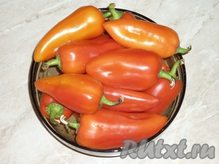 Болгарский перец промыть под проточной холодной водой.
