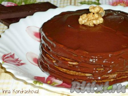 Я решила подать оладьи с шоколадной глазурью. Для приготовления глазури нужно соединить сливочное масло и шоколад, растопить, помешивая, на водяной бане. Пока шоколадная глазурь жидкая и горячая, поливаем оладьи и украшаем орехами.