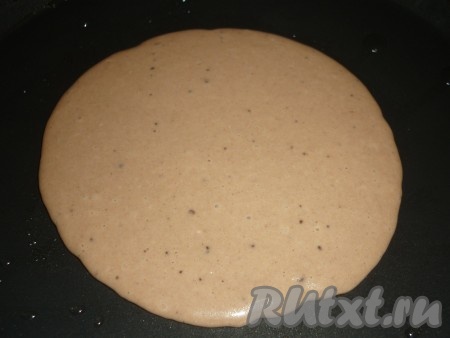 Такие оладьи можно выпекать на сухой сковороде с антипригарным покрытием. Смазывать сковороду маслом не нужно, так как в тесто мы уже добавили сливочное масло, а это значит, что оладьи не будут приставать к сковороде. Если у вас сковорода без антипригарного покрытия, тогда смажьте её совсем немного растительным маслом. Налить тесто, распределить по сковороде и жарить на среднем огне примерно 1-2 минуты (до румяности снизу). Как только по всей поверхности оладушка появятся пузырики, можно переворачивать.