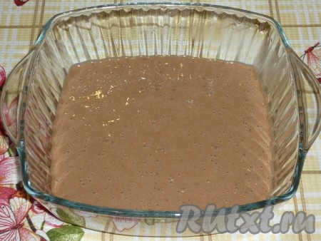 В достаточно объёмной миске взбить венчиком (или миксером) яйца с сахаром до посветления и увеличения в объёме. Влить молоко и растопленное не горячее сливочное масло. Всыпать разрыхлитель, какао и половину муки. Перемешать массу до однородности и начать по столовой ложке добавлять оставшуюся муку. Тесто для шоколадных оладий должно получиться в меру густым, медленно стекать с ложки.