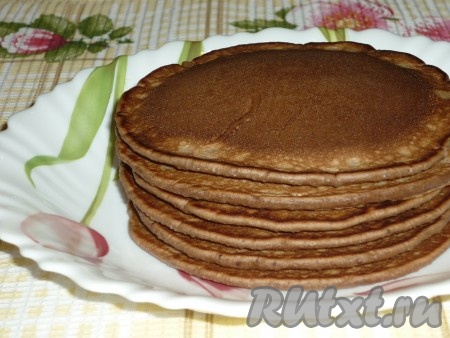 Периодически перемешивая шоколадное тесто, постепенно пожарить все оладушки. Готовые оладьи сложить аккуратной стопочкой.