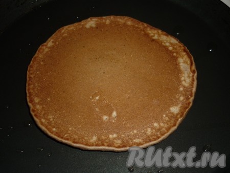 Жарить с другой стороны нужно совсем немного (примерно, 1 минуту), тоже до румяности снизу. Затем переложить на тарелку.