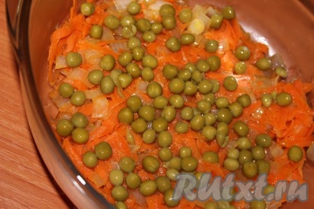 Добавить горошек (если вы используете замороженный горошек, то размораживать предварительно его не требуется).
