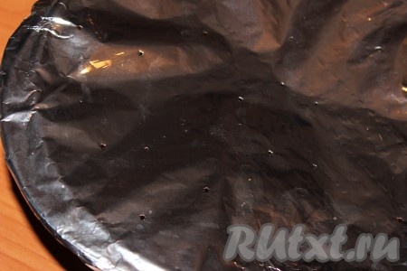 Накрыть фольгой, сделать в некоторых местах проколы зубочисткой или вилкой. Поставить форму с курицей, рисом и овощами в заранее разогретую духовку и запекать при 170 градусах 50-60 минут.&nbsp;
