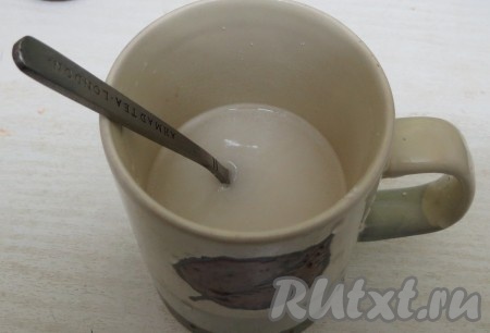 За десять минут до конца тушения в 100 миллилитрах холодной воды разводим муку, чтобы не было комочков. Получившуюся смесь добавляем в сковороду, тщательно перемешиваем, доводим до кипения и продолжаем готовить оставшееся время на небольшом огне.