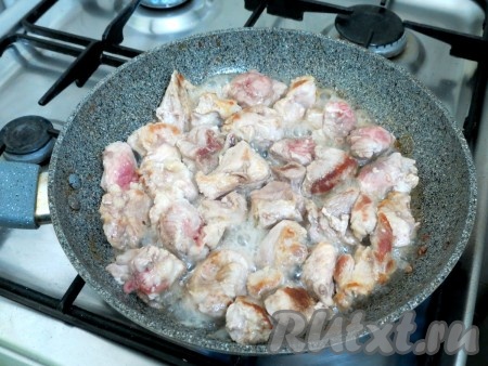 Обжариваем свинину со всех сторон до образования лёгкой золотистой корочки.