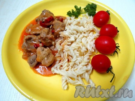 Сочную, ароматную свинину, тушёную в томатном соке, раскладываем со сковороды по тарелкам и подаём с гарниром (например, с макаронами, картофелем или гречкой) к столу.