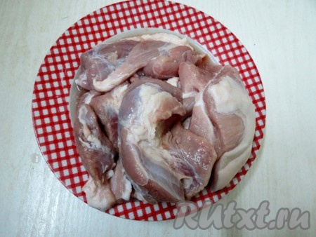 Свинину моем, очищаем от прожилок, если они есть.