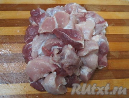 Разрезаем мясо поперёк волокон на небольшие кусочки.